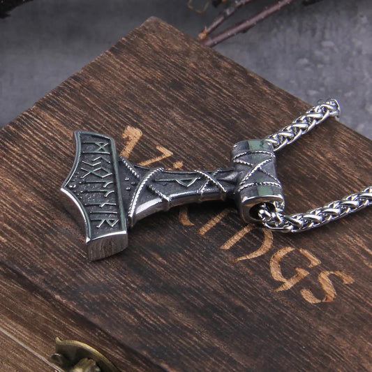 colgante de mjolnir runas