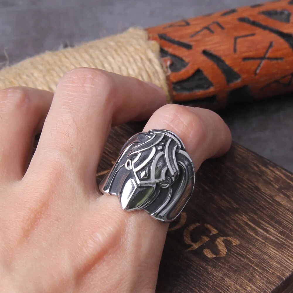 anillo de cuervo vikingo