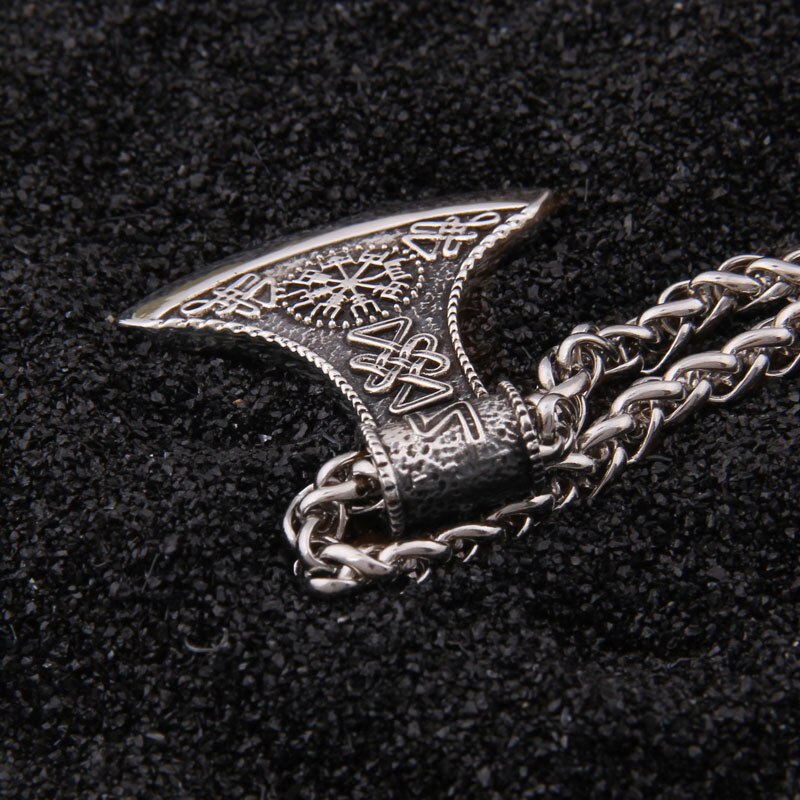 collar vikingo hacha