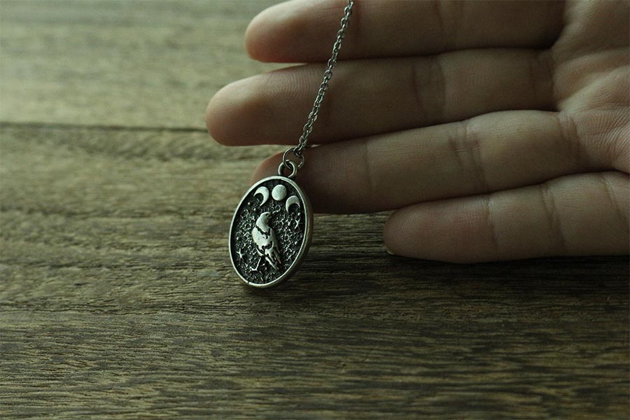 collar cuervo luna