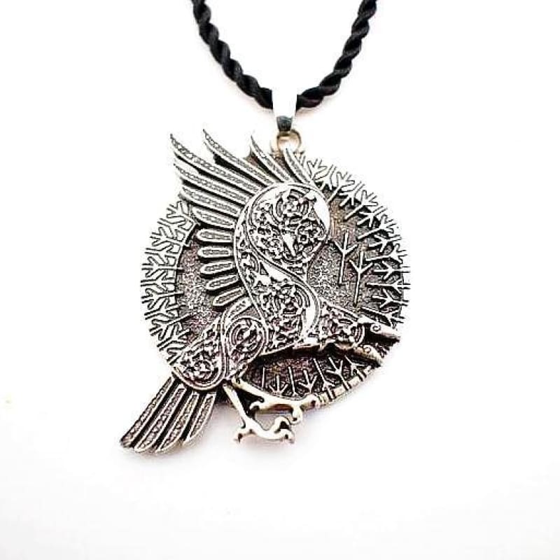 Collar Cuervo Planeando