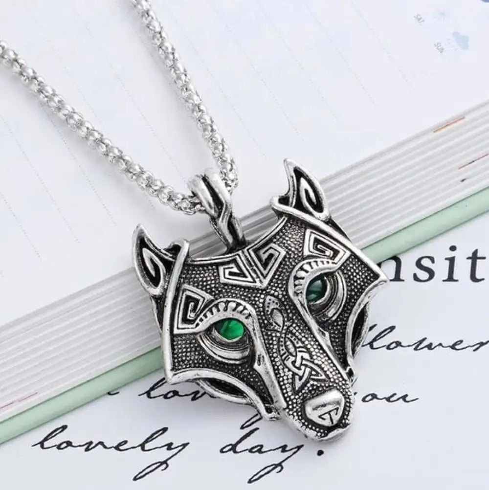 colgante lobo vikingo verde