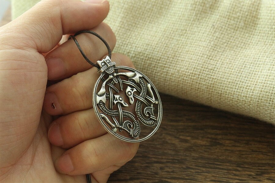 collar vikingo serpientes
