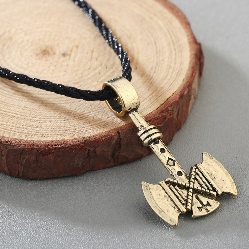 collar dorado hacha