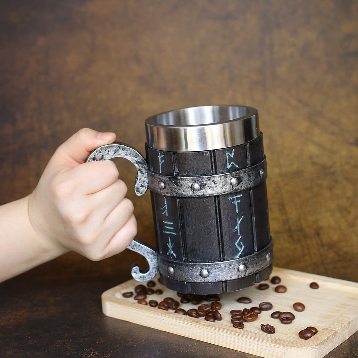 taza con runas vikingas
