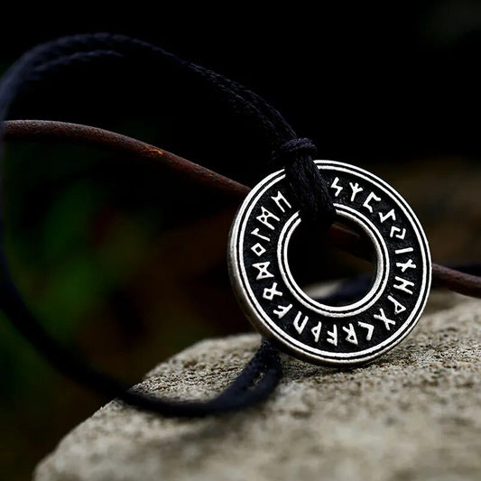 collar nordico runas