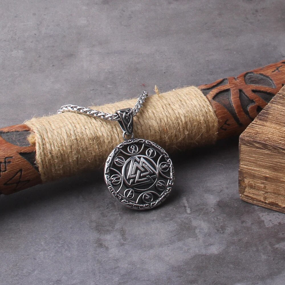 collar runas odin