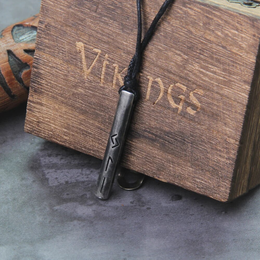 collar antiguo runas