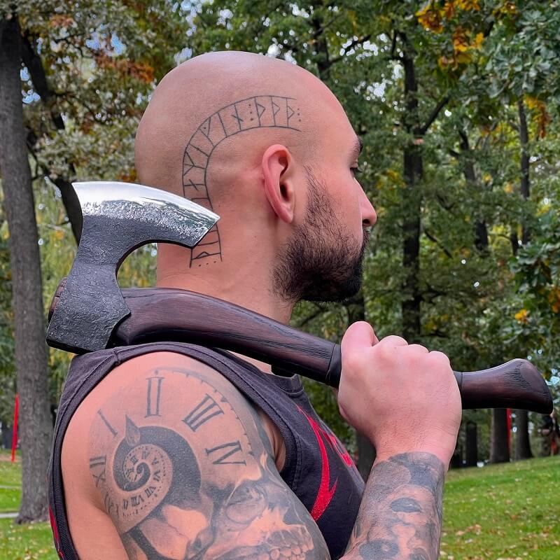 hacha vikinga antigua