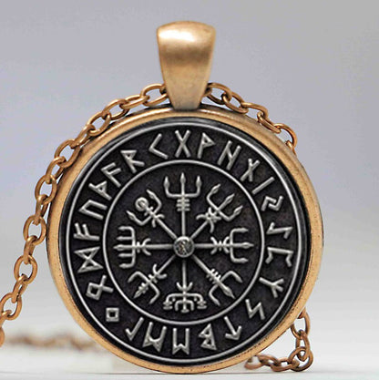 collar vikingo vegvisir