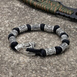 brazalete hacha runas negro