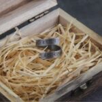 anillo metal runas gris