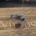 anillo metal runas