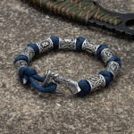 brazalete hacha runas azul