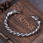 brazalete de cuervo vikingo