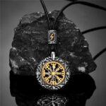 collar vikingo con brujula