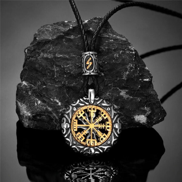 collar vikingo con brujula