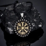collar de runas y vegvisir