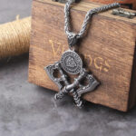 colgante vikingo hachas