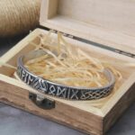 brazalete de runas vikingas
