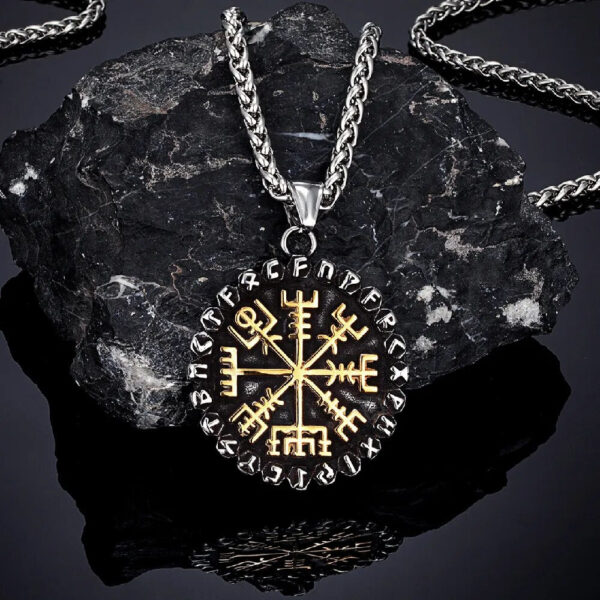 collar runas vegvisir
