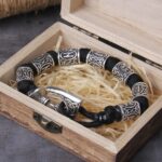 brazalete vikingo hacha runas negro