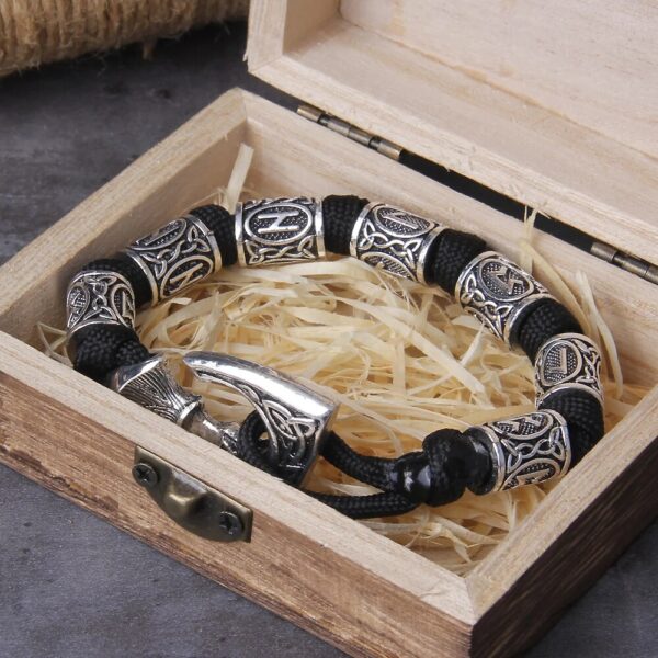 brazalete vikingo hacha runas negro