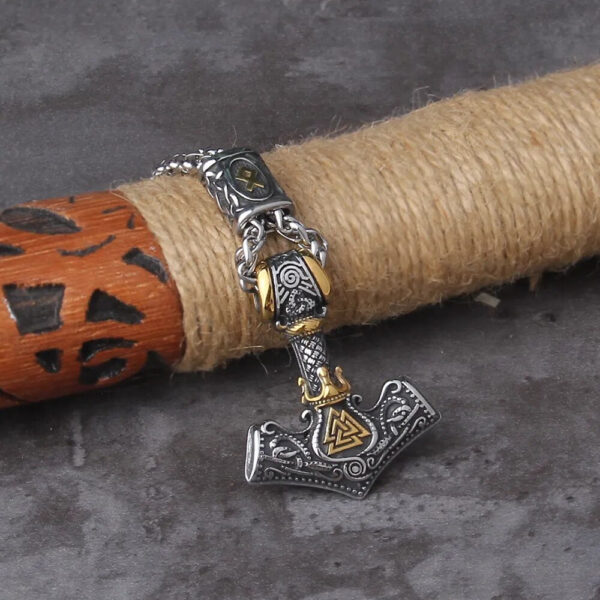 colgante de mjolnir vikingo