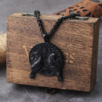 colgante hugin munin negro