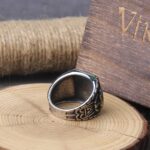 anillo con valknut