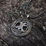 colgante arbol hombre