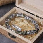 brazalete vikingo hacha runas verde