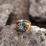 anillo brujula cuervo
