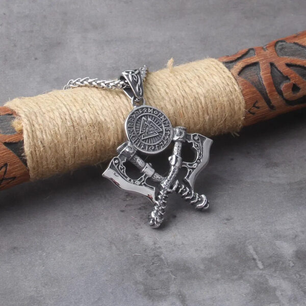 collar vikingo hachas