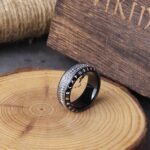 anillo simbolos vikingos negro y blanco