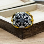 anillo de brujula cuervo