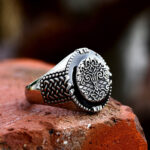 anillo con arbol vikingo