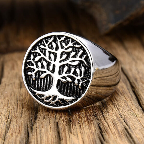anillo con un arbol