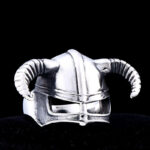 anillo casco vikingo cuerno
