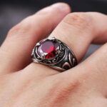 anillo vikingo con piedra roja
