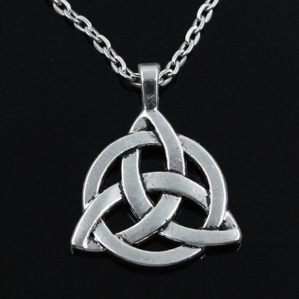 Collar Triple Cuernos Triqueta