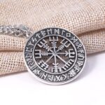 colgante brujula vikinga