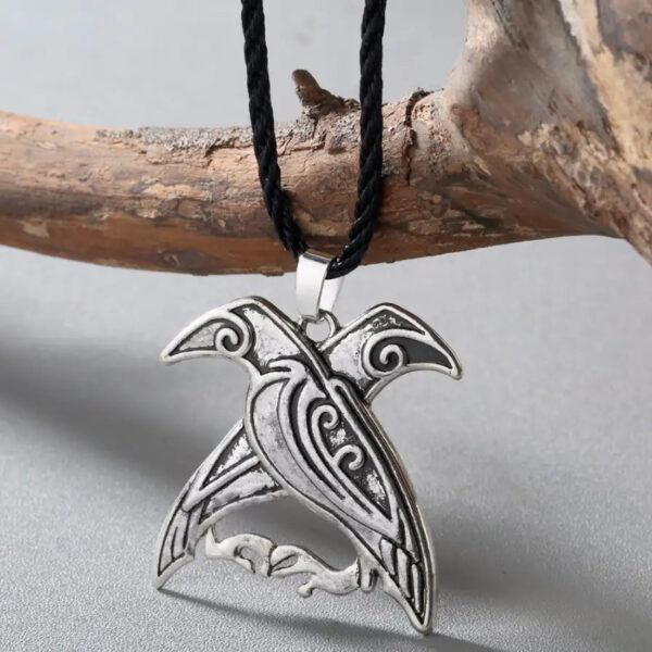collar cuervos
