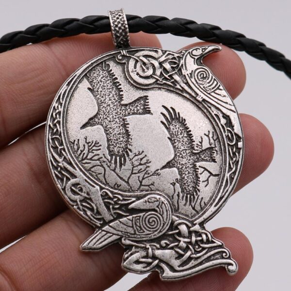 Collar Cuervos Volando