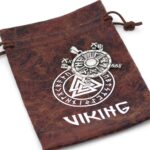colgante vikingo runas