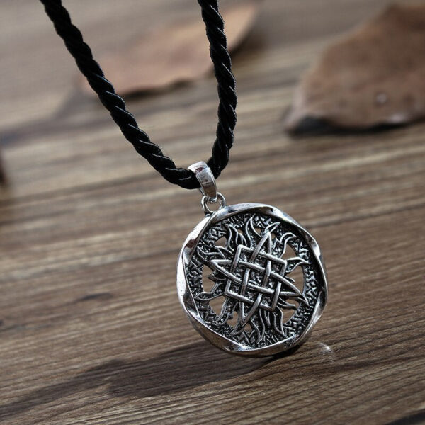collar de sol negro