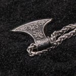 collar vikingo hacha