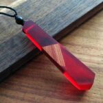 Collar madera resina rojo