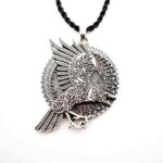 Collar Cuervo Planeando