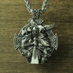 colgante vikingo odin